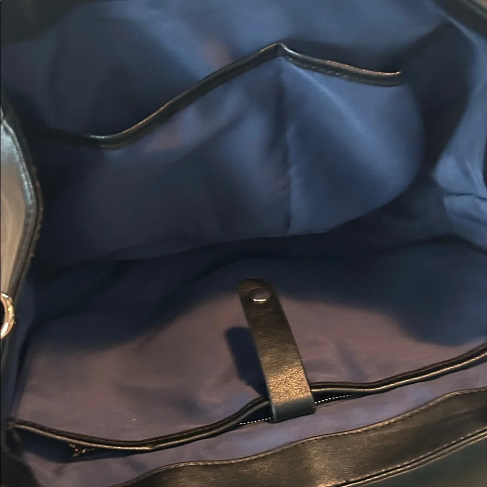 Elegant Black Leather Handbag - Picture 11 of 16